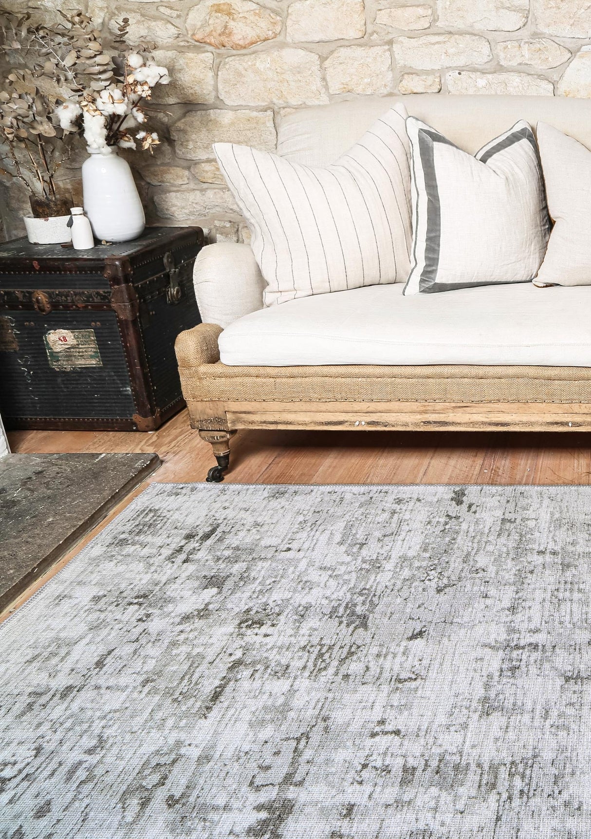 Vintage Crown Alfred Ivory Distressed Rug