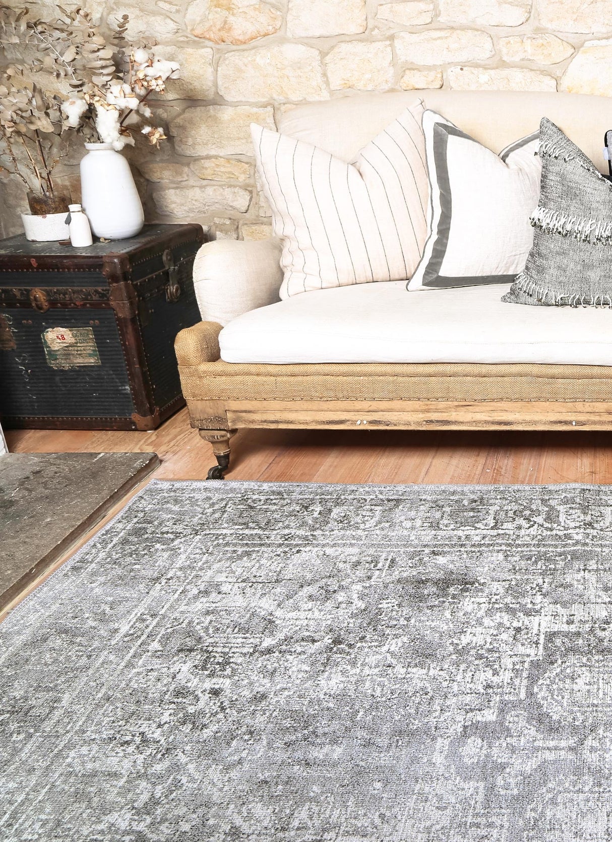 Vintage Crown Chilaz Grey Distressed Vintage Rug